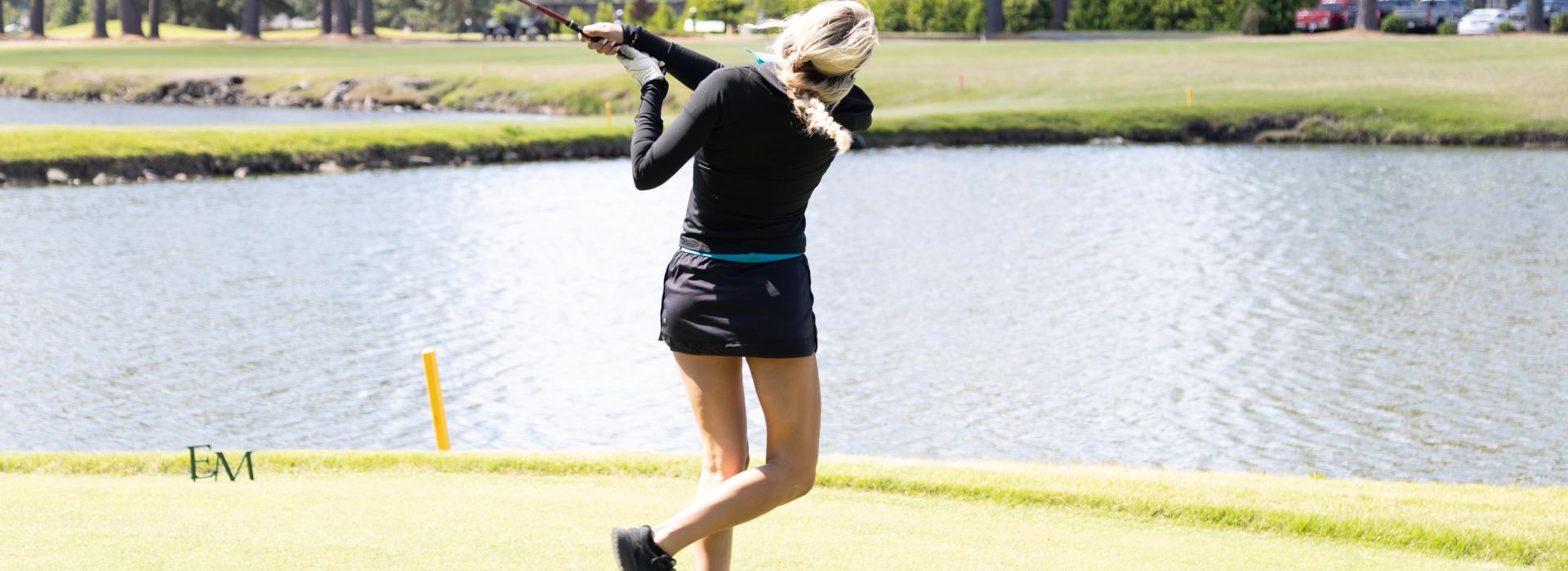 woman golfing